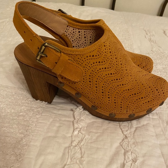 Eric Michael Julia Mustard Yellow Suede Platform Clogs - Picture 1 of 7